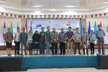 Ambassador and Rector with faculty and students at the lecture.