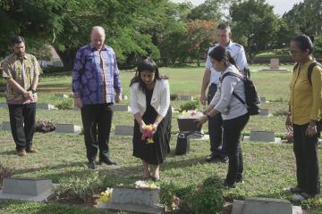 Duta besar Jonathan Austin dan staf kedutaan Selandia Baru mengunjungi makam Michael Grave Morris di Commonwealth War Cemetery, Ambon