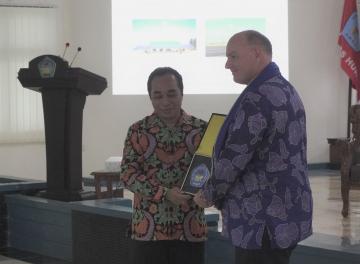 Ambassador Austin receives a gift from Pattimura University's Rector, Prof. Dr. Marthinus Johanes Saptenno.