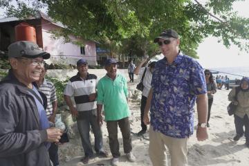 Duta Besar Austin  bersama delegasi tiba di Pulau Tiga, proyek Solar Mini-grid Refurbishment di dekat Ambon