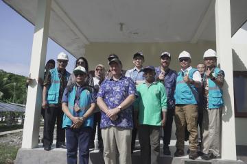Staff PLN berfoto bersama dengan Duta Besar Selandia Baru dan delegasi kedutaan di depan PLTS Pulau Tiga