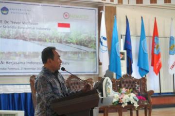 Pattimura University Rector Prof. Dr. Marthinus Saptenno speaking at the lecture.