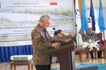 Ambassador Dr. Trevor Matheson speaking on New Zealand - Indonesia cooperation for renewable energy.