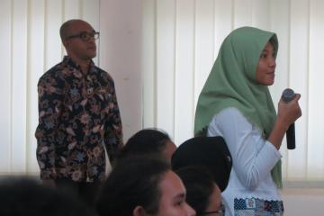 A student asks a question at the lecture.