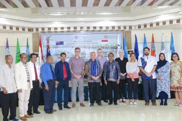 Anggota staff Universitas Pattimura berfoto bersama delegasi dari Kedutaan Selandia Baru