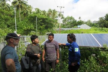 Tim teknis NZMATES dan staff PLN melakukan diskusi terkait panel surya dan pasokan listrik di pulau Kei Besar 