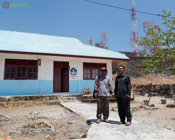 Staff NZMATES mengunjungi SMUN 1 Wetar dan mewawancarai kepala sekolah untuk mengetahui penggunaan listrik