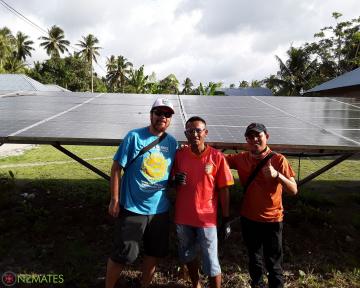 Tim NZMATES bersama dengan seorang guru dalam kunjungan ke lokasi panel surya di desa Watmasa