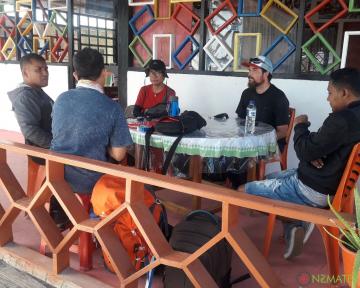 Tim NZMATES mengadakan pertemuan dengan Kepala Desa Selaru sebelum bertolak ke desa Eliasa di Kepulauan Selaru