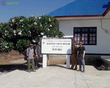 Anggota tim NZMATES bersama staff dari kantor kelurahan Wetar seusai koordinasi