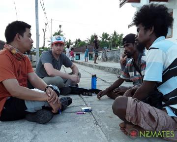 Technical tim NZMATES mewawancara penduduk setempat yang bertanggung jawab mengoperasikan solar mini-grid di Erersin