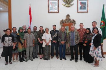 The Governor of Maluku, Ir. H. Said Assagaf, and New Zealand Ambassador to Indonesia, Dr. Trevor Matheson, with NZMATES and New Zealand Embassy staff.