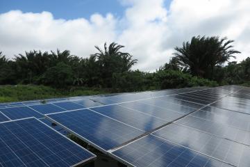 Instalasi panel surya di desa Rahareng, pulau Kei Besar