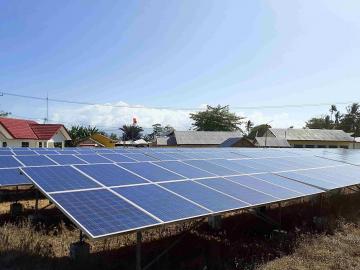 Instalasi panel surya di Tahalupu 