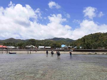 Penumpang yang tiba di Tahalupu harus rela berjalan kaki ke pinggir pantai karena tidak ada Dock