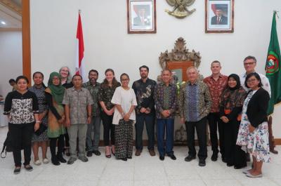 Gubernur Maluku, Ir. H. Said Assagaf, dan Duta Besar Selandia Baru untuk Indonesia, Dr. Trevor Matheson, berfoto bersama tim NZMATES dan staff Kedutaan 